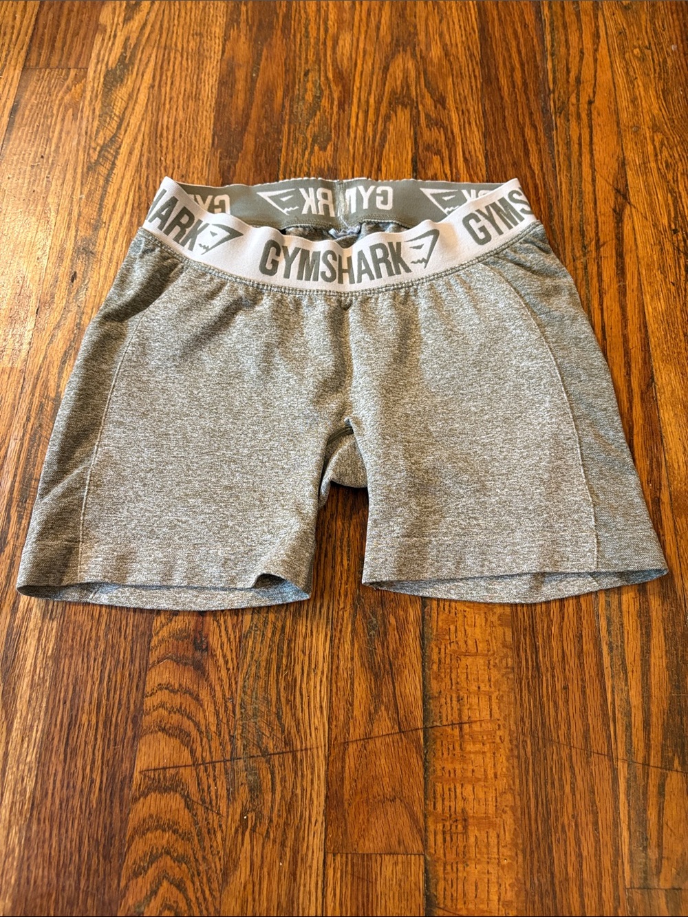 🎉Gymshark Women’s Gray Athletic Shorts with Logo Waistband!